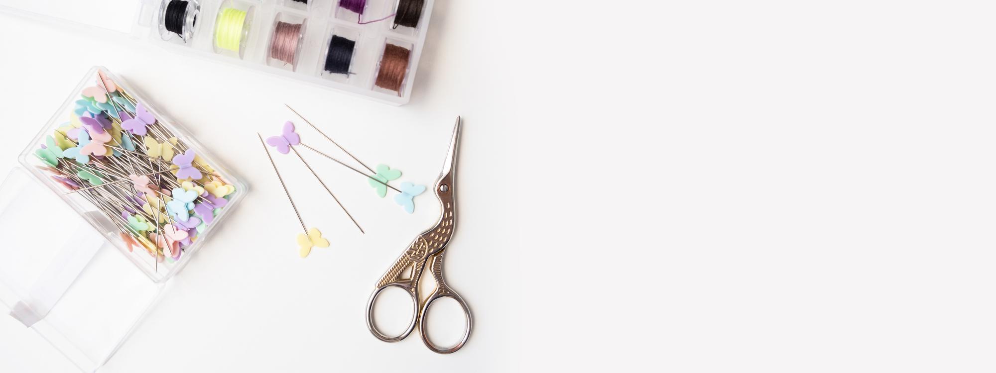 Tisch im Atelier mit Nähwerkzeugen und Garnen